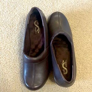 SoftWalk clogs size 8 brown
